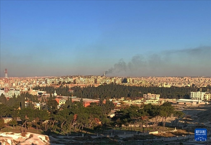 12月1日，敘利亞北部城市阿勒頗升起滾滾濃煙（手機(jī)照片）。新華社發(fā)
