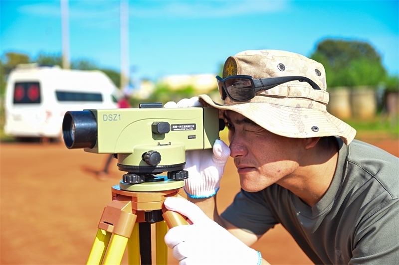 圖4-使用儀器輔助作業(yè)(孫千攝)