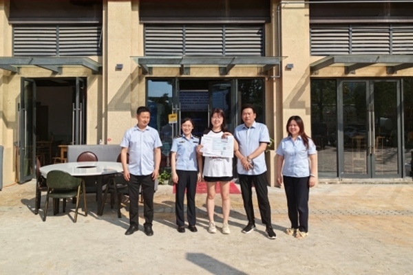 當(dāng)?shù)毓ぷ魅藛T上門為經(jīng)營者送來了證件。蒼溪縣行政審批和數(shù)據(jù)局供圖