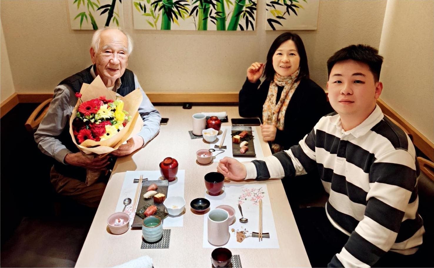 佐佐木俊一與彭林（中）、彭俊霖（右）在一起。