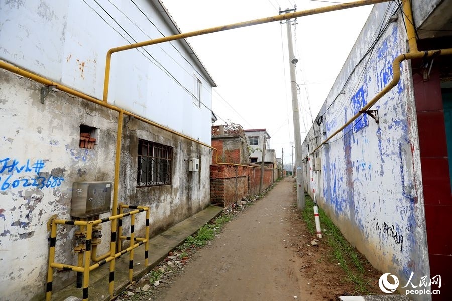 中燃公司在玉山鎮(zhèn)鋪設(shè)完工的燃?xì)夤芫W(wǎng)。人民網(wǎng)記者 慎志遠(yuǎn)攝