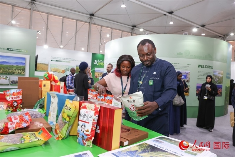 嘉賓了解中國館展示產(chǎn)品。人民網(wǎng)記者任皓宇攝