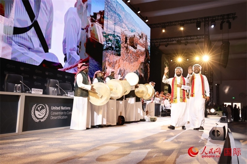 《聯(lián)合國防治荒漠化公約》第十六次締約方大會2日開幕。圖為開幕式表演。人民網(wǎng)記者任皓宇攝