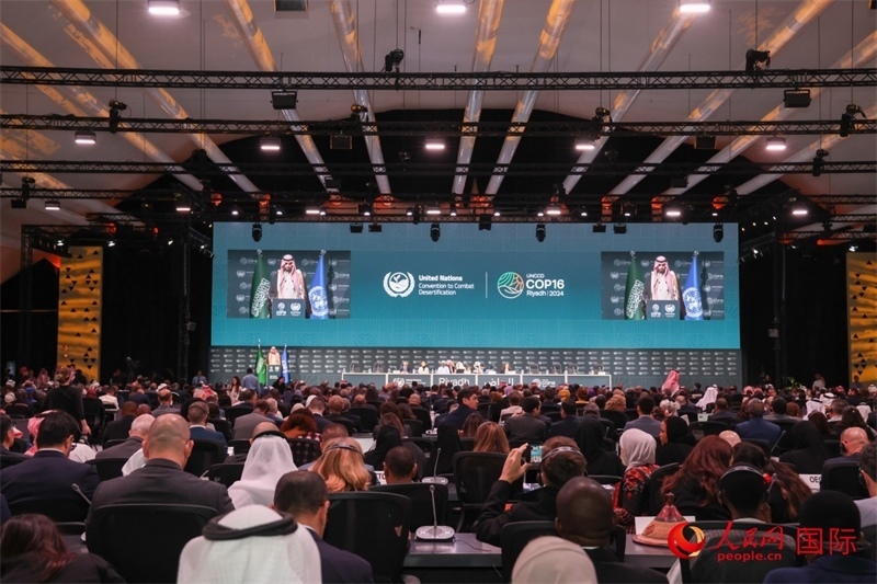 《聯(lián)合國防治荒漠化公約》第十六次締約方大會2日開幕。圖為開幕式現(xiàn)場。人民網(wǎng)記者任皓宇攝