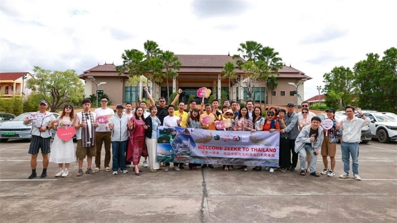 參與活動(dòng)的中國(guó)游客與當(dāng)?shù)靥﹪?guó)人合影?；顒?dòng)主辦方供圖