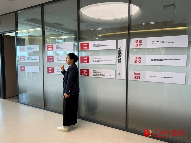 魏天慧律師在介紹廣東信達(dá)律師事務(wù)所。人民網(wǎng) 宋歌攝