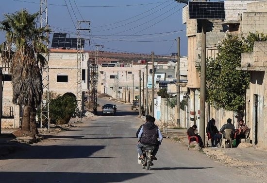 這是12月1日拍攝的敘利亞哈馬省北部一處城鎮(zhèn)街道。新華社發(fā)