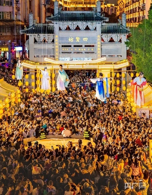 改造后的郁孤臺歷史文化街區(qū)流光溢彩，吸引游客沉浸式體驗(yàn)宋朝文化（央廣網(wǎng)發(fā) 胡中 攝）
