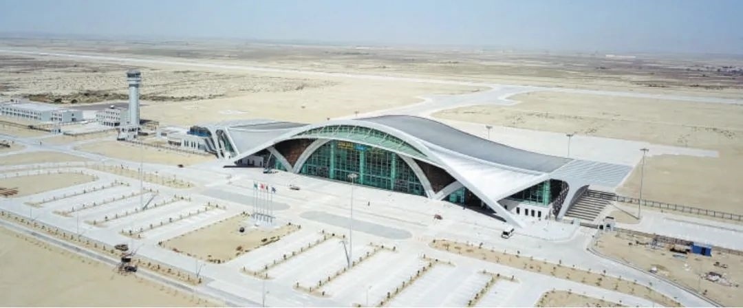 今年10月正式竣工的巴基斯坦瓜達(dá)爾新國(guó)際機(jī)場(chǎng)是中巴經(jīng)濟(jì)走廊建設(shè)進(jìn)一步走向深入的重要標(biāo)志，有力推動(dòng)中巴經(jīng)濟(jì)走廊建設(shè)成為高質(zhì)量共建“一帶一路”的示范性項(xiàng)目。圖為瓜達(dá)爾新國(guó)際機(jī)場(chǎng)。艾哈邁德·卡邁勒 攝（新華社發(fā)）