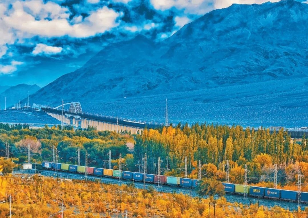 2013年，隨著共建“一帶一路”倡議提出，中歐班列應(yīng)運(yùn)而生。今年11月20日，第十萬列中歐班列正式出境。截至目前，中歐班列累計(jì)運(yùn)送貨物超1100萬標(biāo)箱、貨值超4200億美元，貨物品類達(dá)53大類5萬余種。圖為中歐班列行駛在新疆烏魯木齊達(dá)坂城濕地。擺風(fēng)亮 攝（新華社發(fā)）