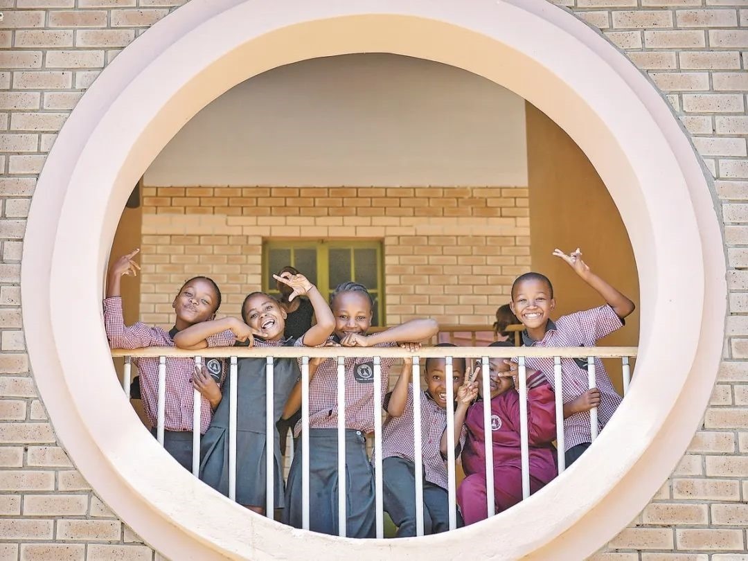 位于博茨瓦納南部的莫帕尼小學(xué)是中國(guó)援建的現(xiàn)代化學(xué)校，當(dāng)?shù)貎和慕逃龡l件因此得到改善。圖為莫帕尼小學(xué)課間休息的學(xué)生們。新華社記者 韓旭 攝