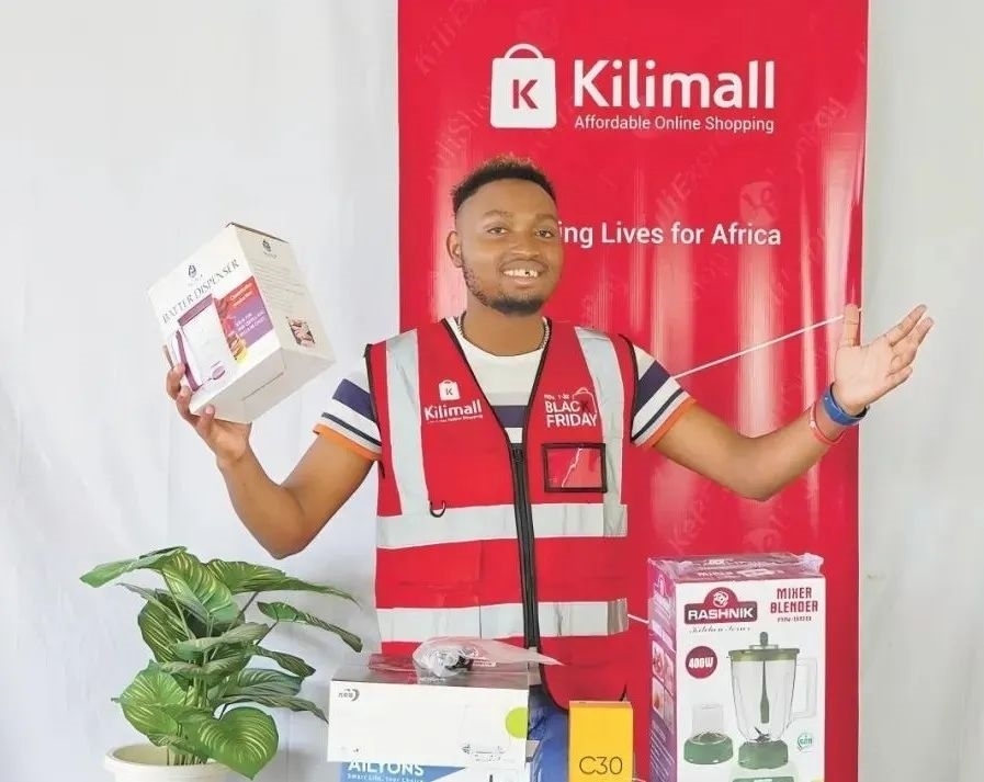 隨著“絲路電商”國(guó)際合作深入推進(jìn)，共建“一帶一路”國(guó)家雙多邊數(shù)字貿(mào)易規(guī)則對(duì)接不斷強(qiáng)化。借助“絲路電商”合作機(jī)制，肯尼亞主播迪克森·恩甘加在當(dāng)?shù)刂辈ж?。劉婉?攝（新華社發(fā)）