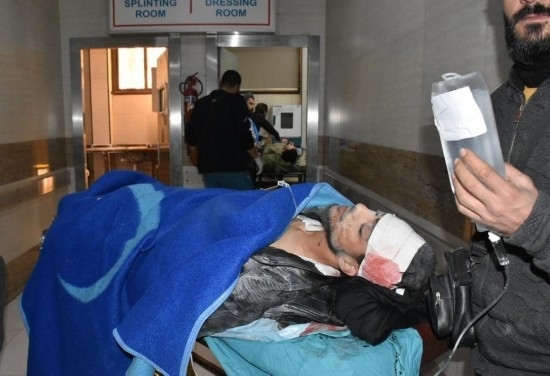 11月29日，在敘利亞阿勒頗，傷者被送往醫(yī)院接受治療。新華社發(fā)