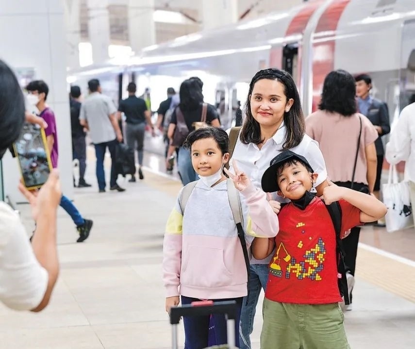 雅萬高鐵是我國(guó)在境外完成全過程勘察設(shè)計(jì)建設(shè)的首個(gè)高鐵項(xiàng)目，于去年10月17日正式開通運(yùn)營(yíng)，是中印尼共建“一帶一路”合作的典范。圖為乘客在和雅萬高鐵動(dòng)車組合影留念。新華社記者 徐欽 攝