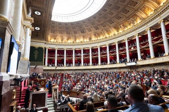 10月1日，法國總理巴尼耶在位于巴黎的法國國民議會(huì)發(fā)表演講。新華社發(fā)（杰克·陳攝）