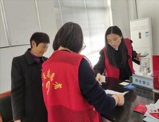 代辦人員為村民辦理醫(yī)保報(bào)銷。 圖片來源：江蘇南通啟東市數(shù)據(jù)局