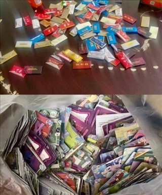 孩子們收集的煙卡、卡牌。受訪者供圖