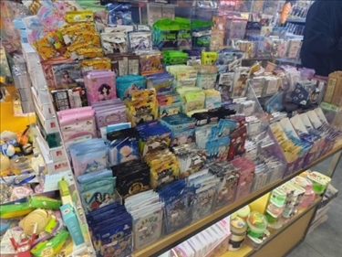 北京某文具店卡牌盲盒柜臺(tái)，未設(shè)相關(guān)提醒。人民網(wǎng)記者 黃鈺攝