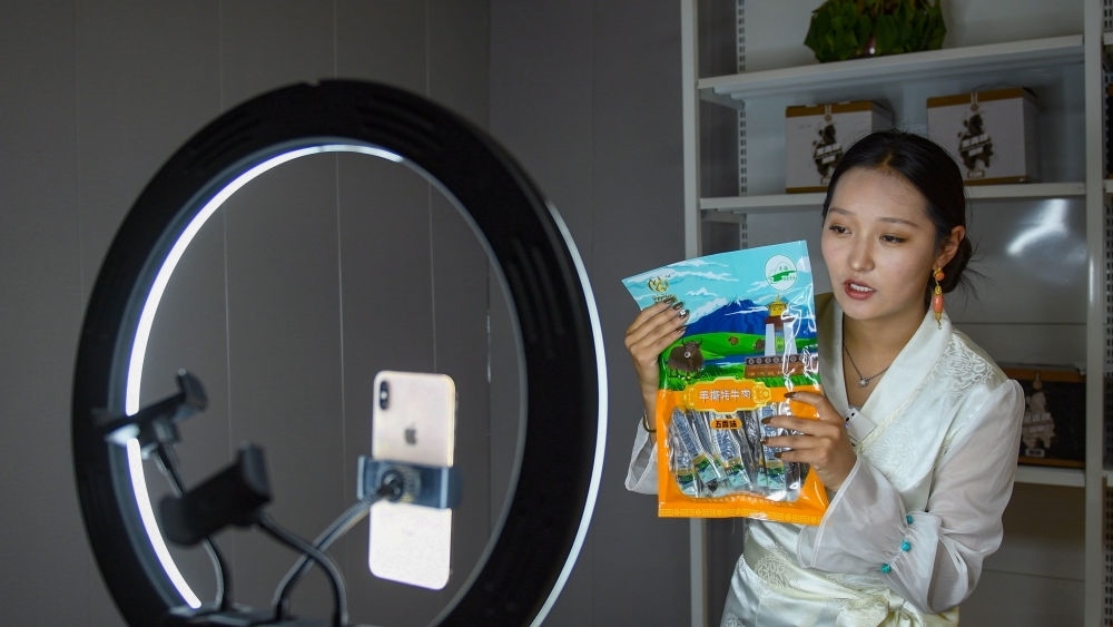 9月24日，果洛藏貢麻村村民多杰吉在進行網(wǎng)絡帶貨直播。（潘彬彬 攝）