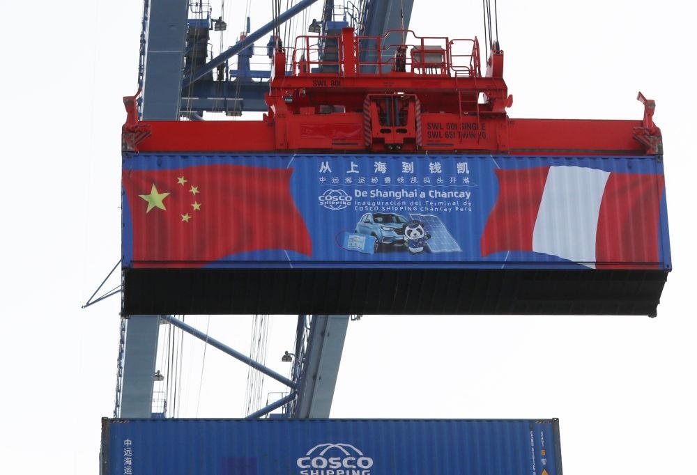 2024年11月14日，在秘魯首都利馬以北的錢(qián)凱港，岸邊智能化設(shè)備吊裝集裝箱。