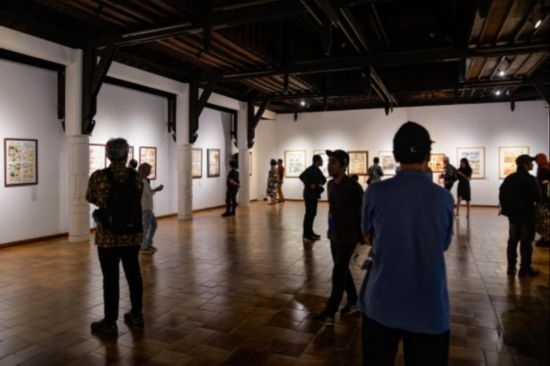 觀眾參觀“東盟-中國(guó)人文交流年”漫畫大賽展覽。記者 徐欽 攝