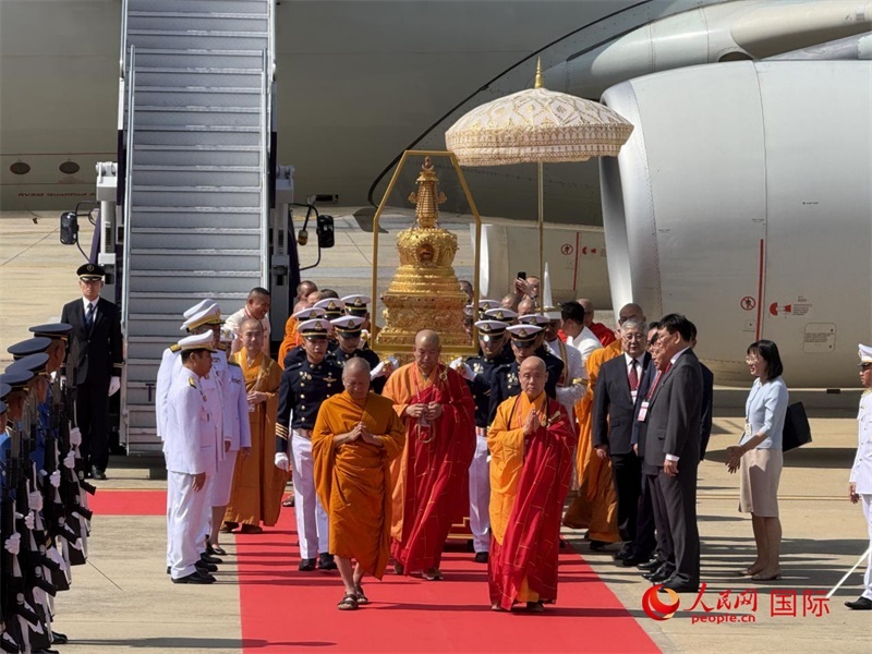北京靈光寺佛牙舍利抵達(dá)泰國(guó)曼谷廊曼軍用機(jī)場(chǎng)。人民網(wǎng)記者章念生攝