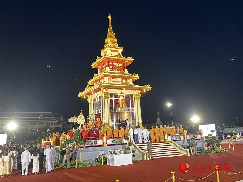 北京靈光寺佛牙舍利抵達(dá)王家田廣場(chǎng)安奉。人民網(wǎng)記者孫廣勇攝