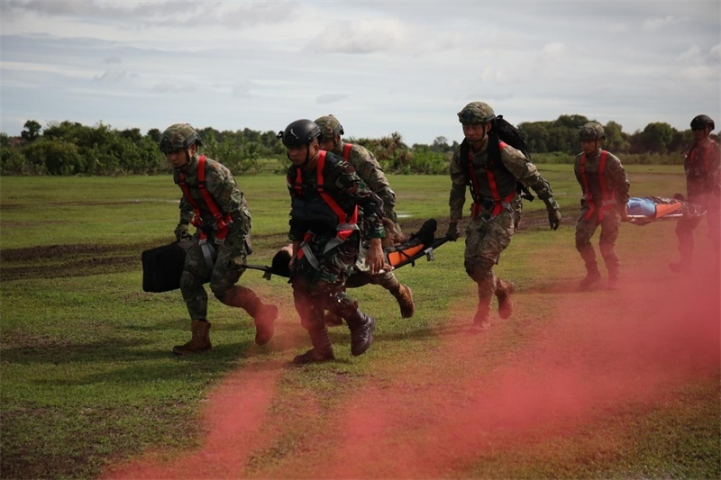 中印尼雙方空降兵隊(duì)員空降至指定地域后，迅速展開(kāi)“傷病員”救治和轉(zhuǎn)移。段江山攝