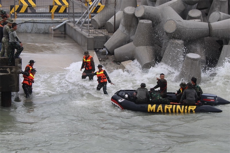中印尼雙方海軍參演官兵協(xié)力將“落水人員”救上橡皮艇。周宇攝