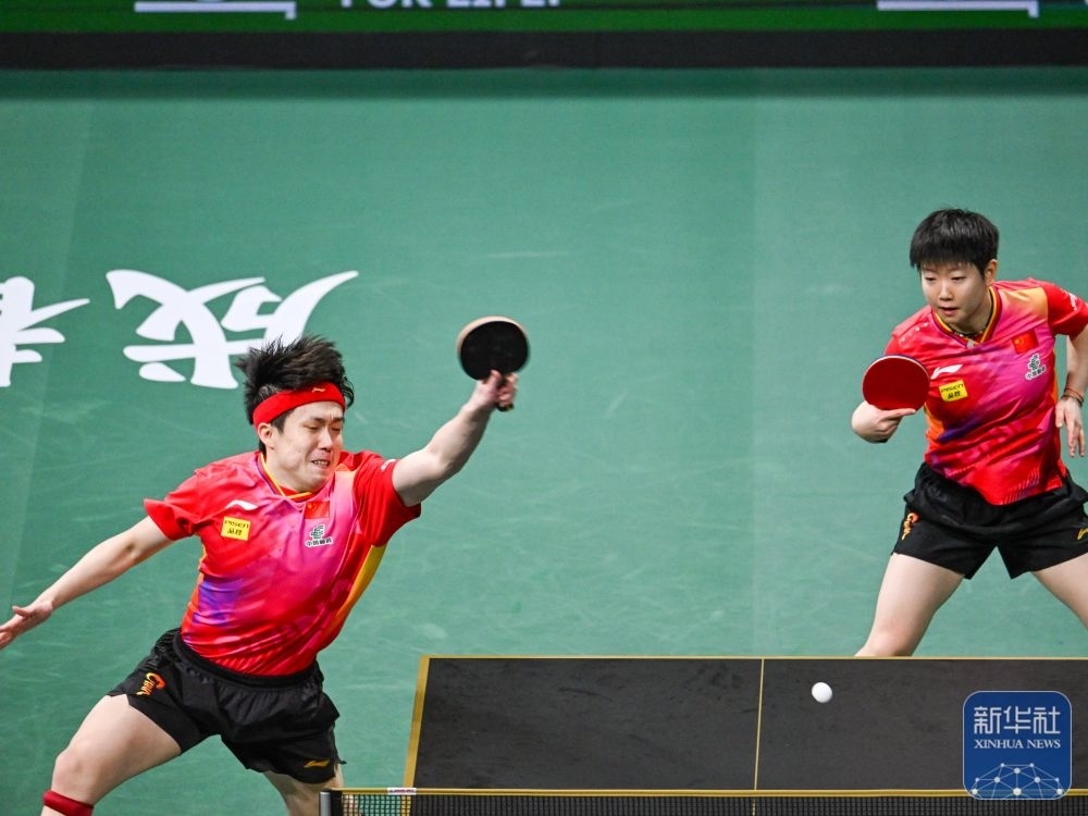 ↑中國隊(duì)組合王楚欽（左）/孫穎莎在混雙比賽中。新華社記者 王曦 攝