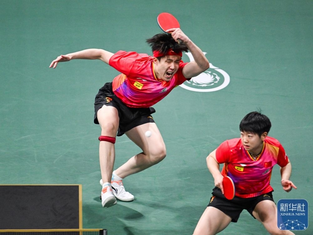 ↑中國隊(duì)組合王楚欽（左）/孫穎莎在混雙比賽中。新華社記者 王曦 攝