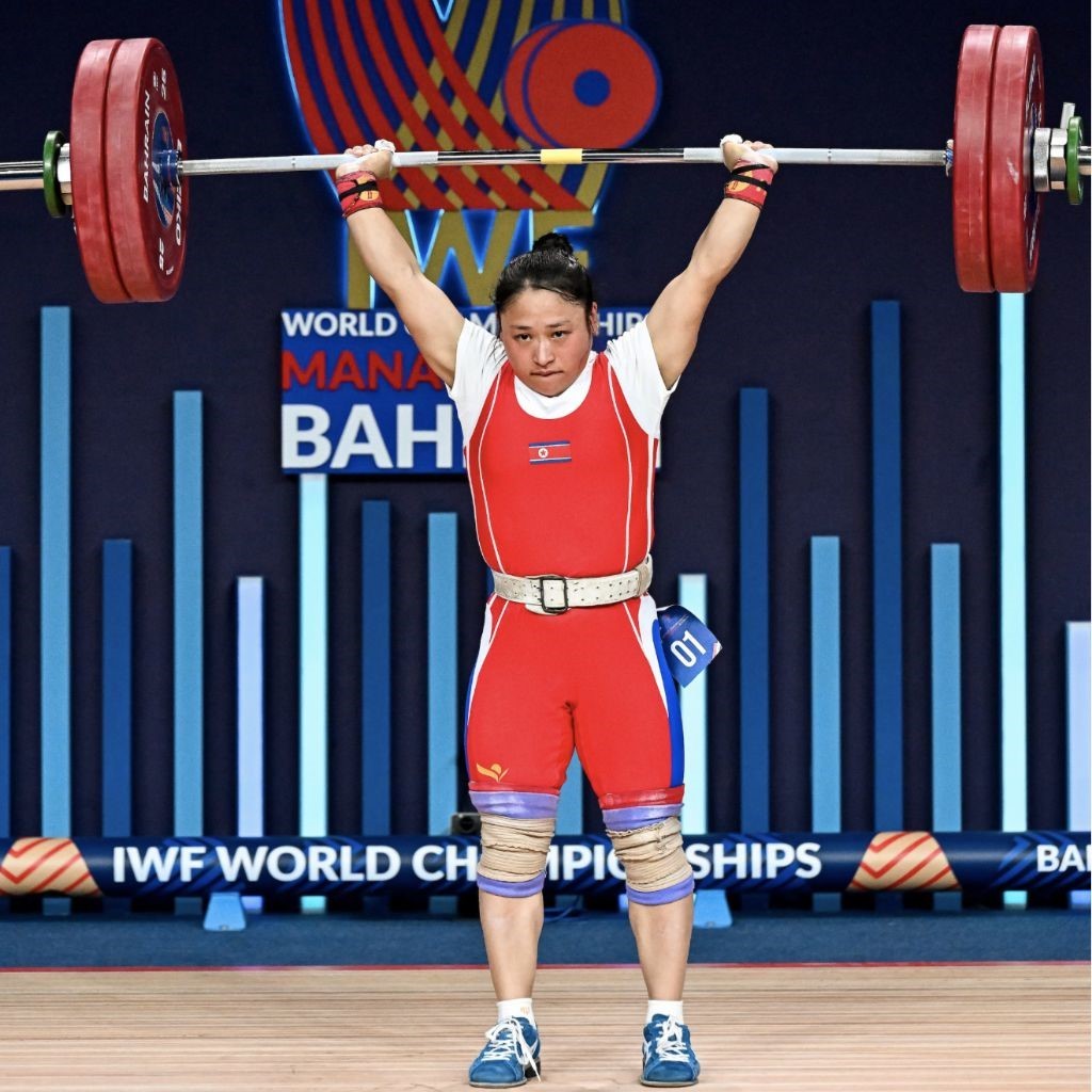 圖為李盛金在比賽中。圖片來源于國際舉重聯(lián)合會(huì)官網(wǎng)