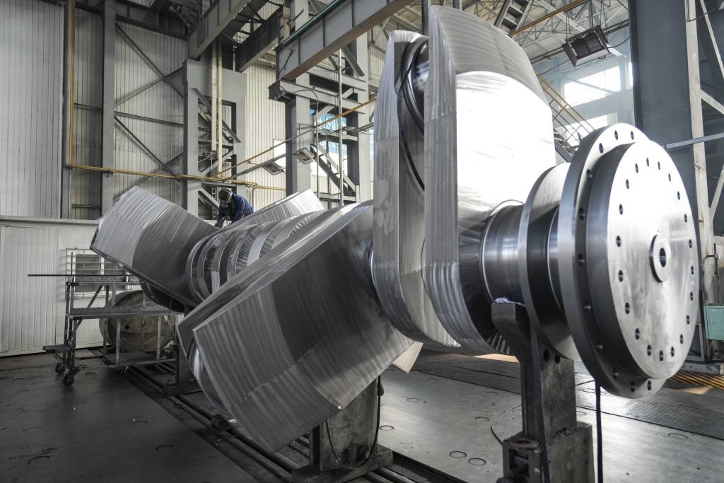 2024年1月11日，工人在大連華銳船用曲軸有限公司加工車間加工產(chǎn)品。新華社記者 潘昱龍 攝