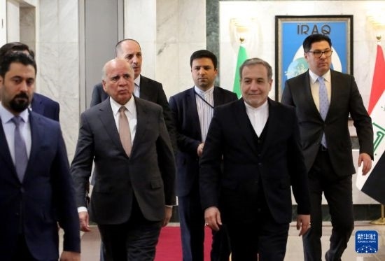 12月6日，伊拉克副總理兼外長(zhǎng)侯賽因（中左）在巴格達(dá)會(huì)見(jiàn)伊朗外長(zhǎng)阿拉格齊（中右）。新華社發(fā)（哈利勒·達(dá)伍德攝）