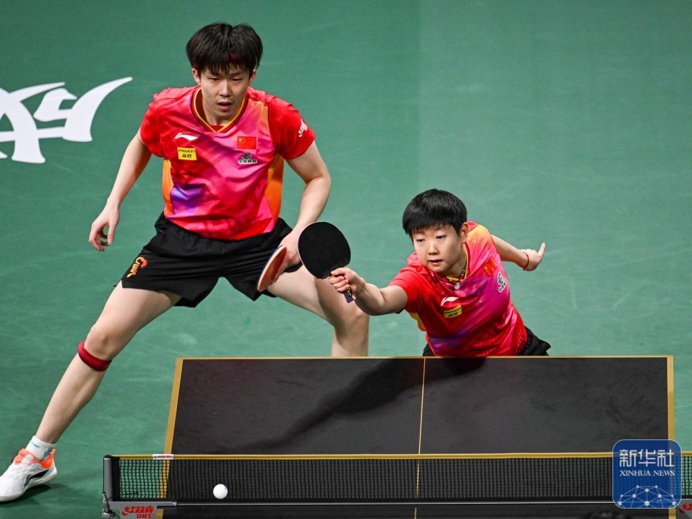↑中國隊(duì)組合王楚欽/孫穎莎（右）在混雙比賽中。新華社記者 王曦 攝