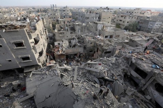 這是12月7日在加沙地帶中部努賽賴特難民營拍攝的遭以軍轟炸后的建筑廢墟。新華社發(fā)（里澤克·阿卜杜勒賈瓦德攝）