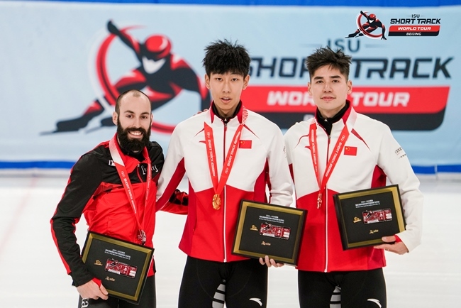 男子500米頒獎(jiǎng)儀式，中國(guó)選手孫龍(中)奪得冠軍，加拿大選手杜博伊斯(左)獲得亞軍，中國(guó)選手劉少昂獲得季軍。賽事組委會(huì)供圖
