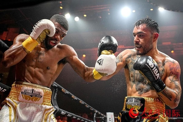 來自剛果民主共和國的帕特里克·穆卡拉（右）獲得了非洲80公斤級冠軍。人民網 塔里克·易卜拉欣攝