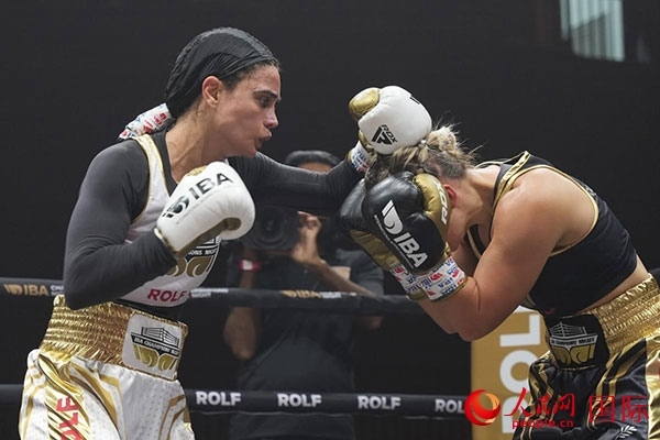 來自伊朗和羅馬尼亞的女選手進行了墊場賽。人民網 塔里克·易卜拉欣攝