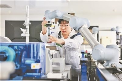 廣東省深圳市科研人員在實驗室調(diào)試智能機器人。視覺中國供圖