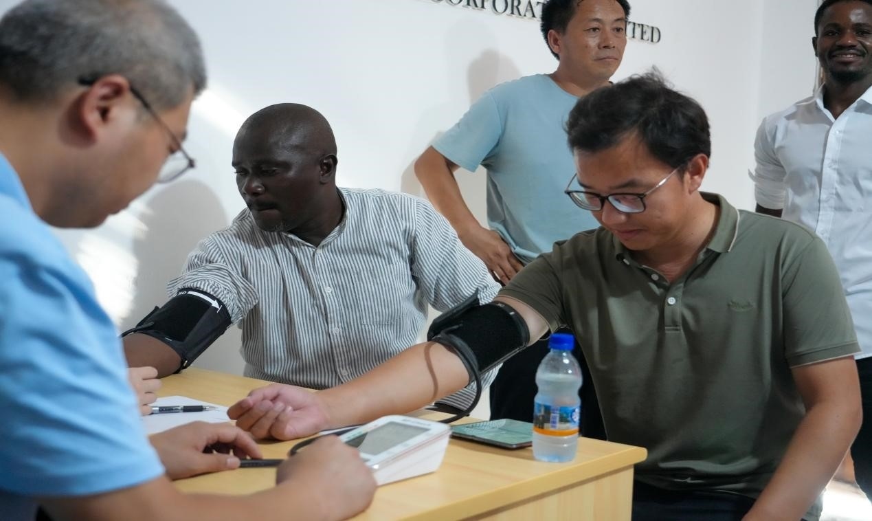 醫(yī)療隊(duì)專家診療現(xiàn)場(chǎng)。中國(guó)土木供圖