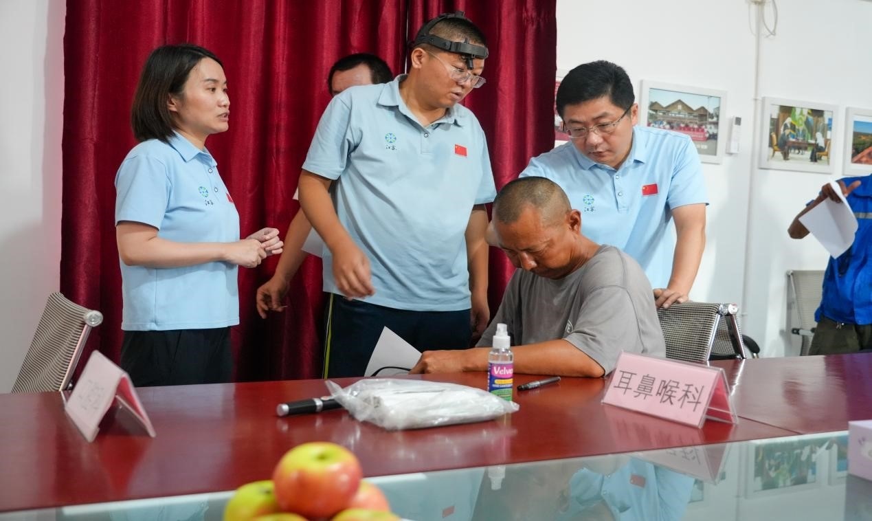 醫(yī)療隊(duì)專家診療現(xiàn)場(chǎng)。中國(guó)土木供圖