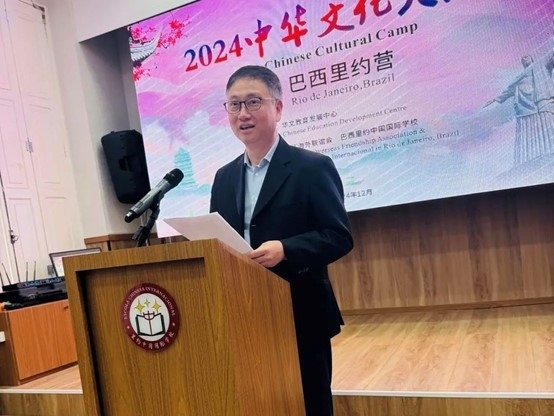 里約中國(guó)國(guó)際學(xué)校代董事長(zhǎng)尹霄敏在閉營(yíng)儀式上致辭?；顒?dòng)主辦方供圖