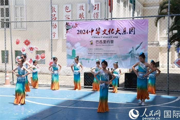 傣族舞蹈《金色的孔雀》以優(yōu)美的動(dòng)作贏得觀眾喝彩。人民網(wǎng)記者 陳海琪攝