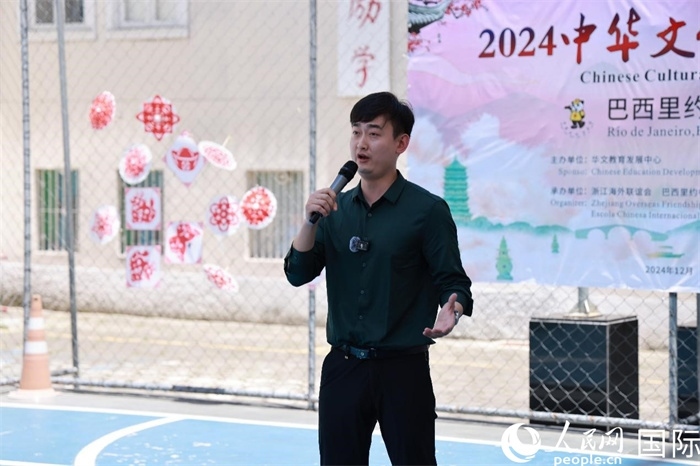 歌曲《故鄉(xiāng)的云》喚起了在外游子對(duì)故鄉(xiāng)的懷念。人民網(wǎng)記者 陳海琪攝