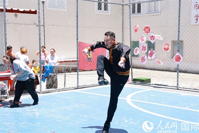 塔吉克舞蹈《夢(mèng)想》通過靈動(dòng)的舞姿展現(xiàn)了塔吉克族對(duì)美好生活的向往，仿佛帶領(lǐng)觀眾走進(jìn)了帕米爾高原。人民網(wǎng)記者 陳海琪攝