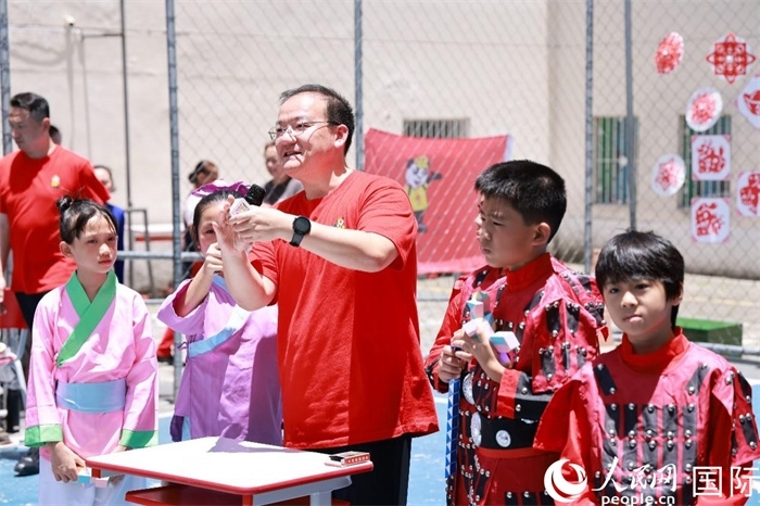 趣味數(shù)學(xué)節(jié)目以富有創(chuàng)意的數(shù)字游戲和魔尺變幻為亮點(diǎn)，激發(fā)了孩子們的數(shù)學(xué)思維與想象力。人民網(wǎng)記者 陳海琪攝