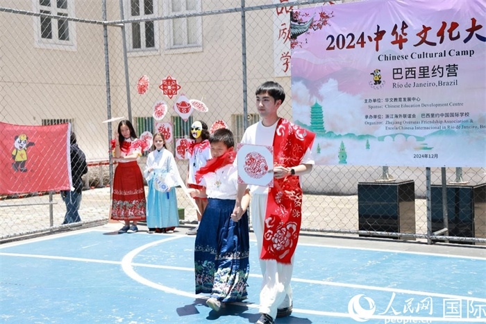 《SHOW美中華》通過國(guó)風(fēng)服飾走秀，將傳統(tǒng)文化與現(xiàn)代創(chuàng)意完美結(jié)合。人民網(wǎng)記者 陳海琪攝