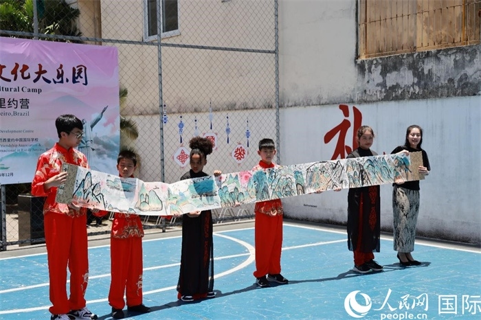 《一書一畫》展現(xiàn)了小營(yíng)員們的繪畫技巧。人民網(wǎng)記者 陳海琪攝