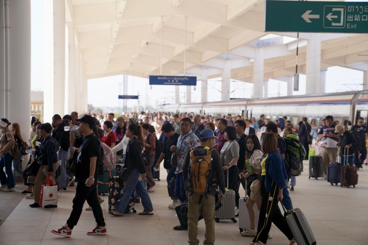 在中老鐵路萬象站，客運列車抵達后旅客出站。老中鐵路有限公司供圖